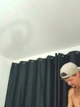 Cam4 Nude Webcam of Levi_Henrique