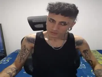 Chaturbate Live Sex Cam of present_the_magic