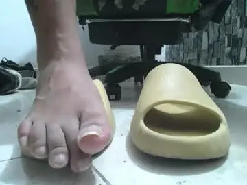 Chaturbate Live Sex Cam of srfindomfeet_