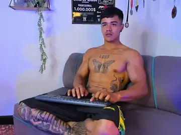 Stripchat Live Sex Cam of Rob_zaens33