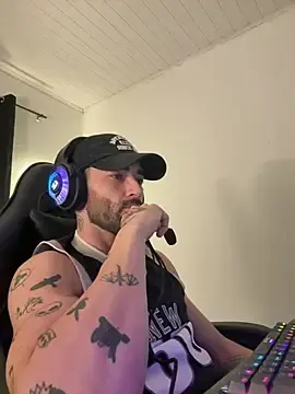 Stripchat Sex Cam of Aaron_hyuga